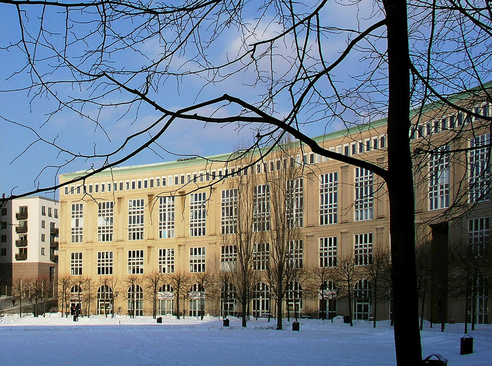 Fasaden på bostadsrättsföreningen Bofilsbåge på vintern. Marken är snötäckt.