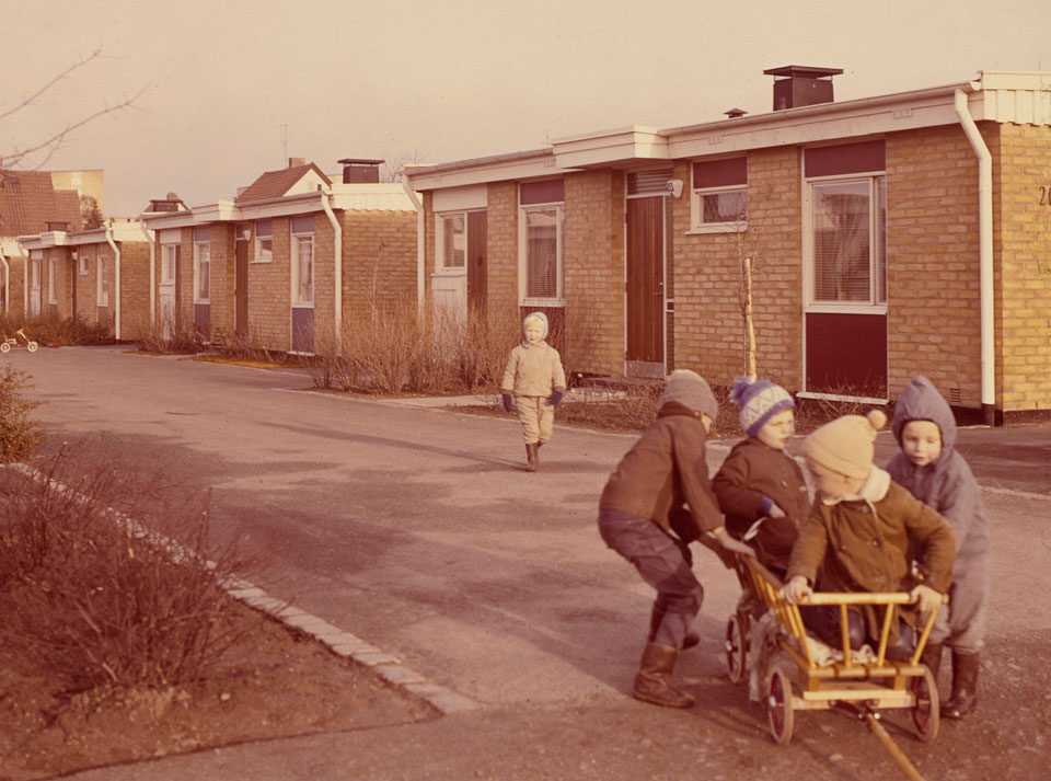 Lekande barn framför en småhuslänga i Björknäs, Malmö på 50-talet.