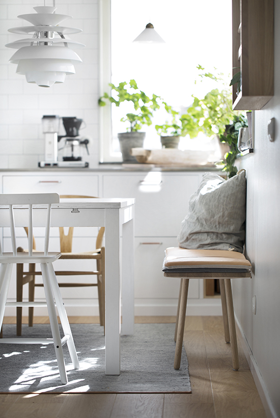 När du inreder och renoverar är det viktigt att tänka på proportioner och avstånd. För att skapa en bländfri belysning över matbord ska lampan hänga 50–60 cm ovanför bordet.