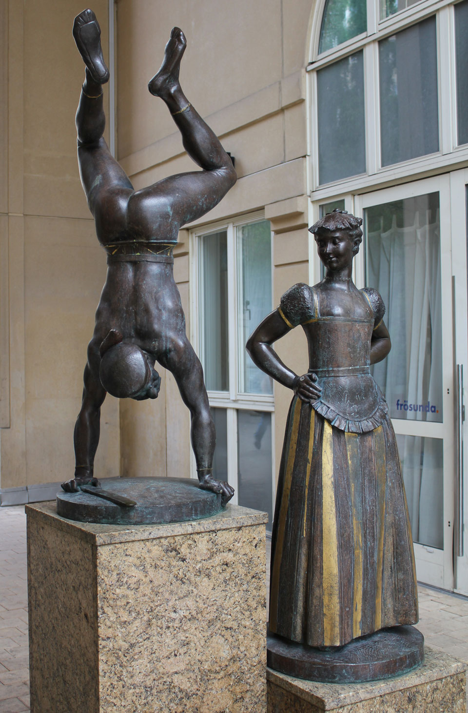 Skulpturen Commedianterna av Peter Linde föreställande en man som står på händerna och en kvinna som har händerna på sina höfter.