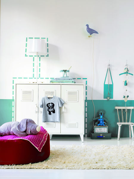 TA UT SVÄNGARNA Vill du ta ut svängarna kan du istället för att måla en vägg i samma färg, göra en väggmålning av favoritmotivet. Måla på fri hand eller schablon. Börja med att göra en skiss på väggen och för raka linjer, använd målartejp.