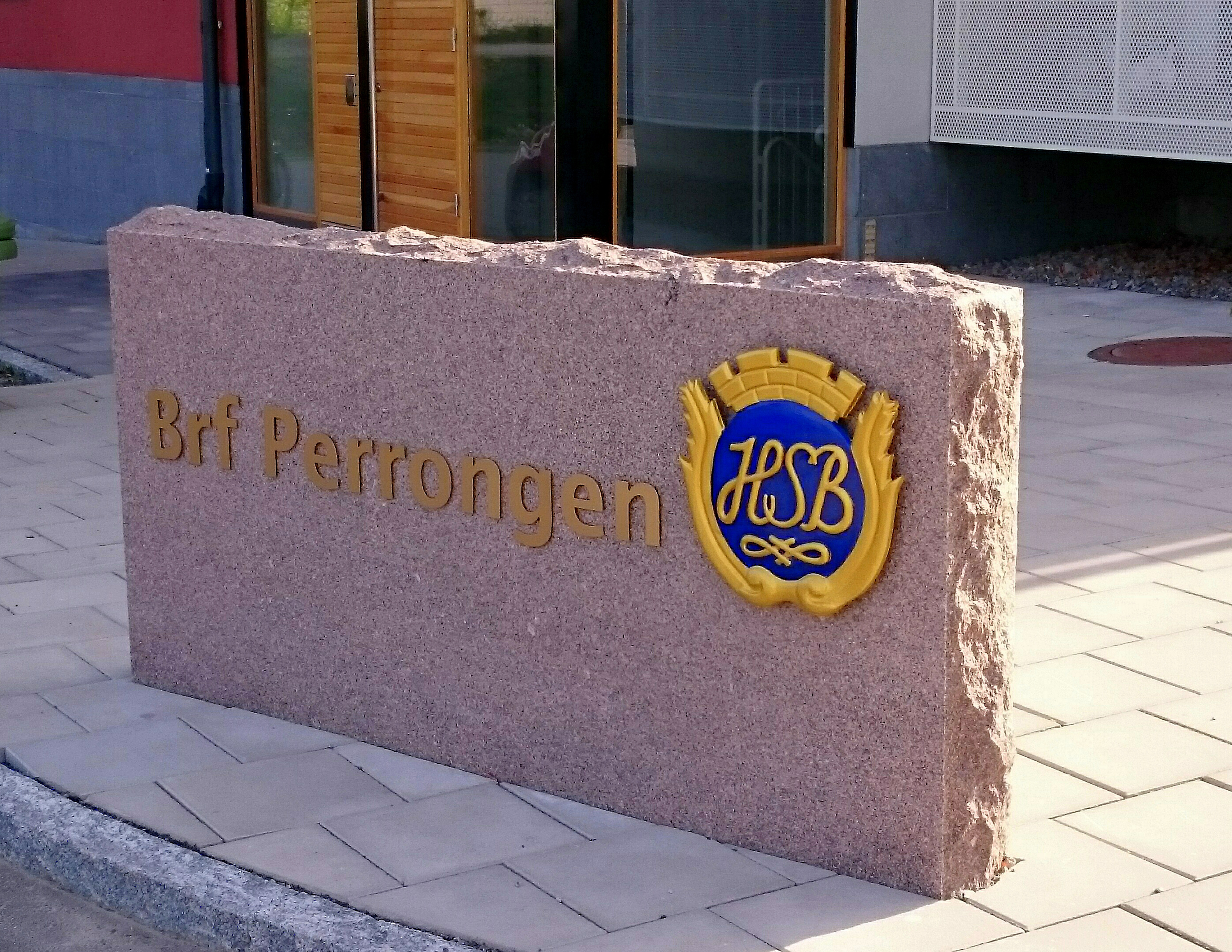 Sten med texten "Brf Perrongen" bredvid en HSB symbol.