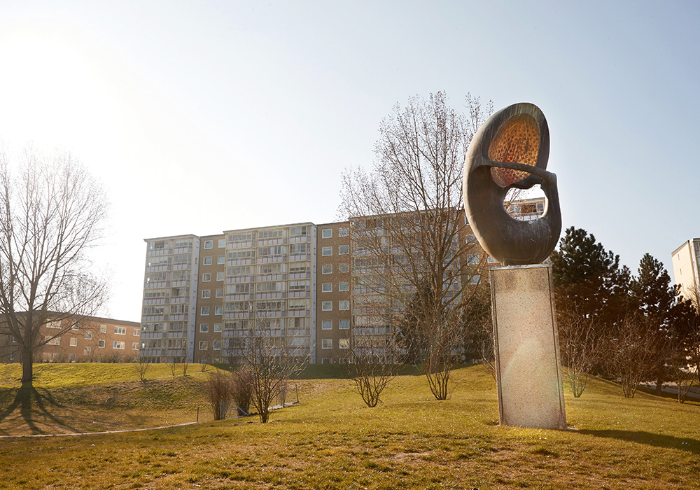 Bronsskulpturen ”Födelse i rymden” är från 1974 och gjord av Karin Norelius. Den tillhör HSB brf Silversmeden och HSB brf Fosietorp.