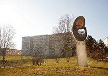 Bronsskulpturen ”Födelse i rymden” är från 1974 och gjord av Karin Norelius. Den tillhör HSB brf Silversmeden och HSB brf Fosietorp.