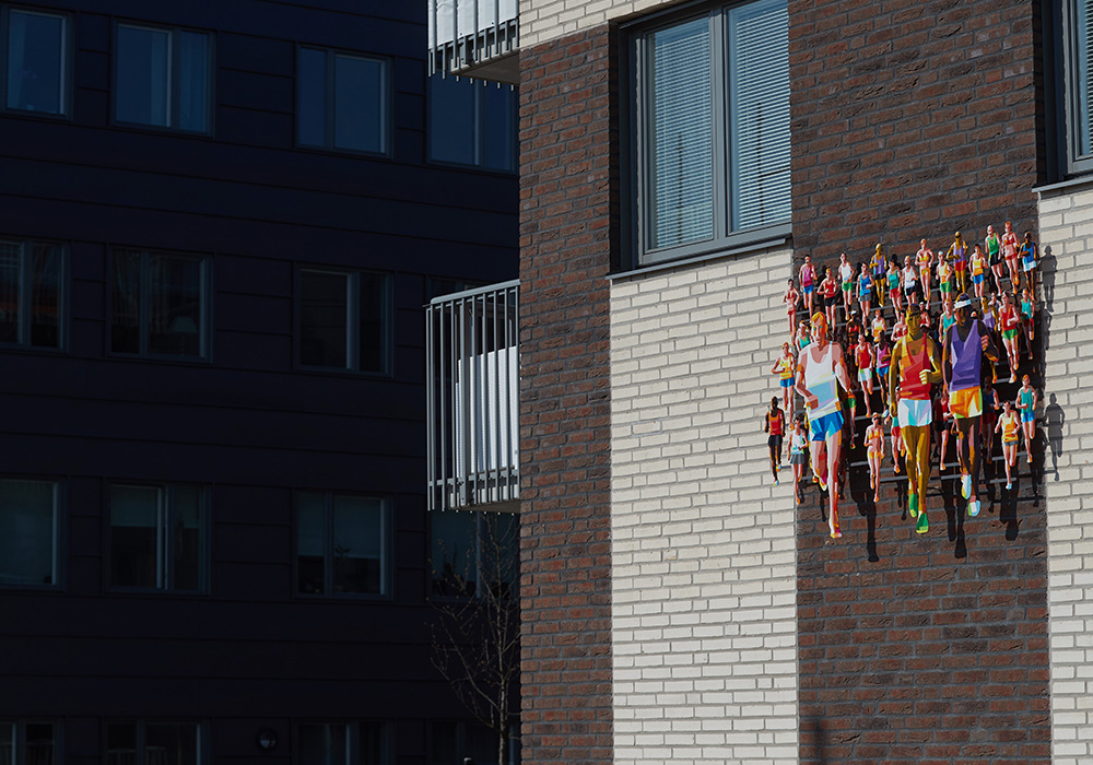 David Gersteins tolkning av Berlin marathon på en husvägg i närheten av Hylliebadet och Malmö arena. Skulpturen tillhör HSB brf Sportsbyn.
