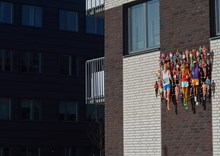 David Gersteins tolkning av Berlin marathon på en husvägg i närheten av Hylliebadet och Malmö arena. Skulpturen tillhör HSB brf Sportsbyn.