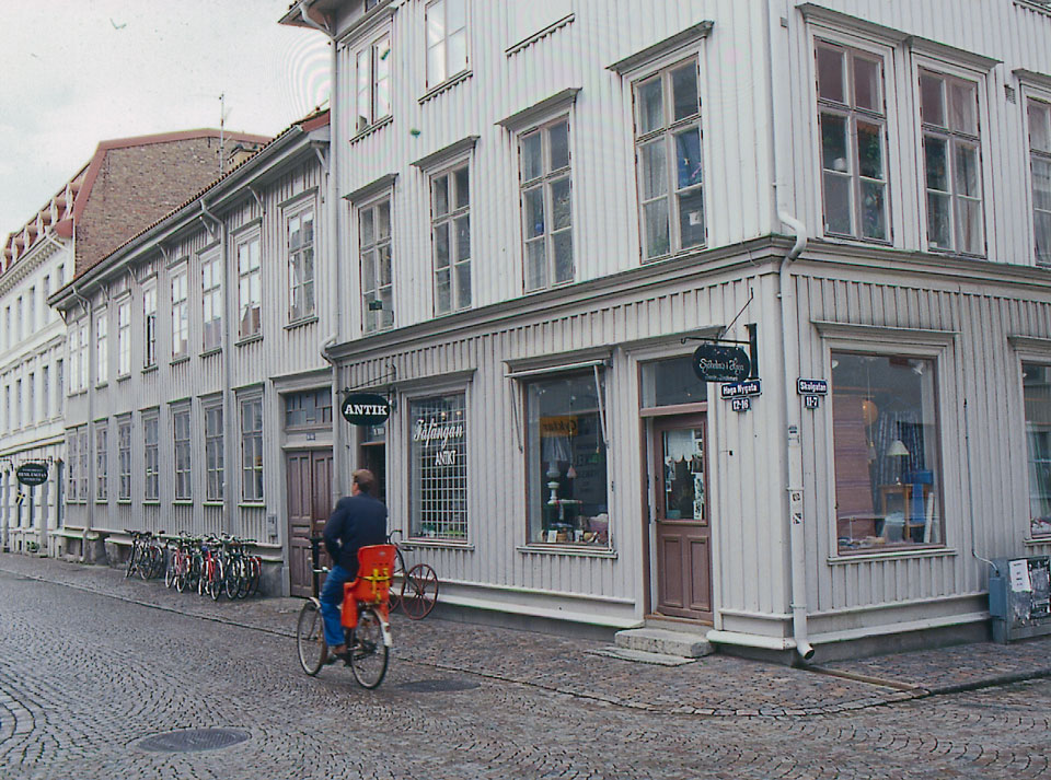 En cyklist som cyklar förbi brf Albert i Haga.