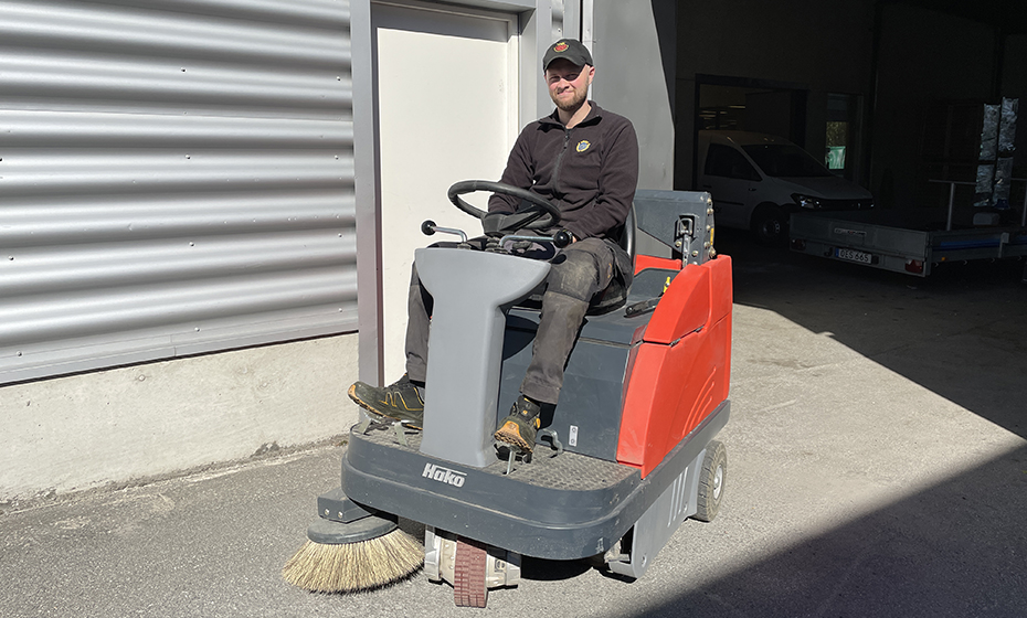 Fastighetssk&ouml;taren Zackarias Jakobsson sopar garage med den eldrivna sopmaskinen.
