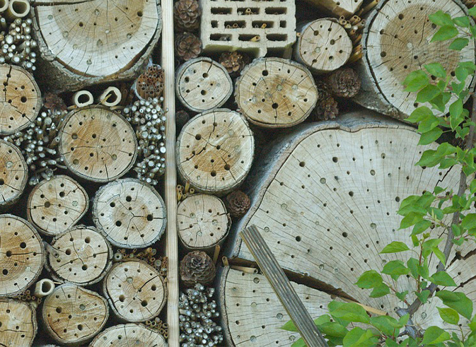 Staplade träbitar.jpg