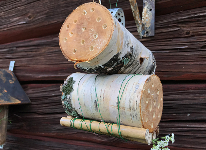 Ihopknutna björkbitar och bamburör.jpg