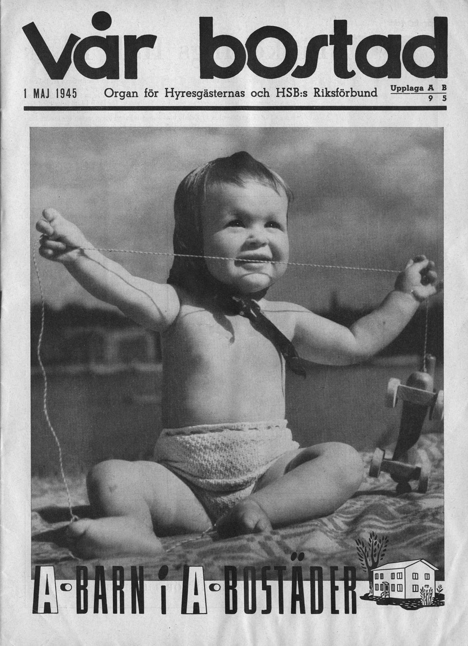 Framsidan av tidningen "Vår bostad" med en pojke sitter med vidsträckta armar. Under pojken står det "A-barn i A-bostäder".