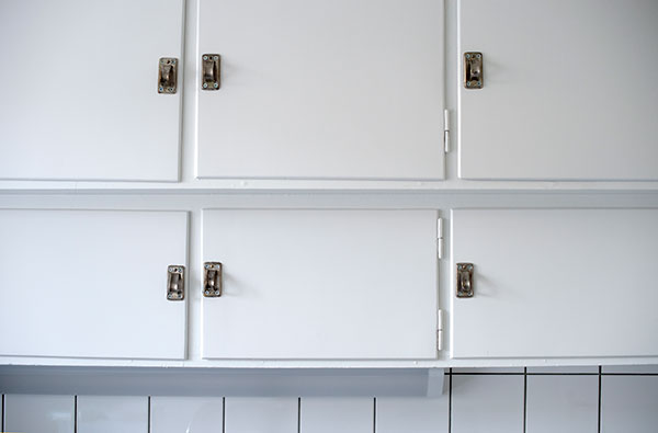 Köket har väggfasta skåp och de gamla handtagen är kvar. Detaljer som ger köket karaktär och personlighet.