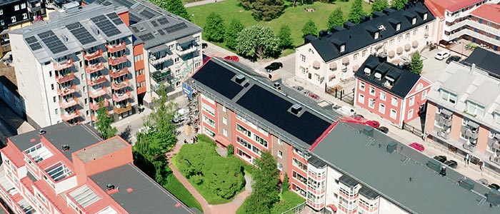 Från arbetet sommaren 2021 när solcellsanläggningen monterades på taket till Luleåhus 16. Foto: Erik Bonnevier, UpNorthVision.