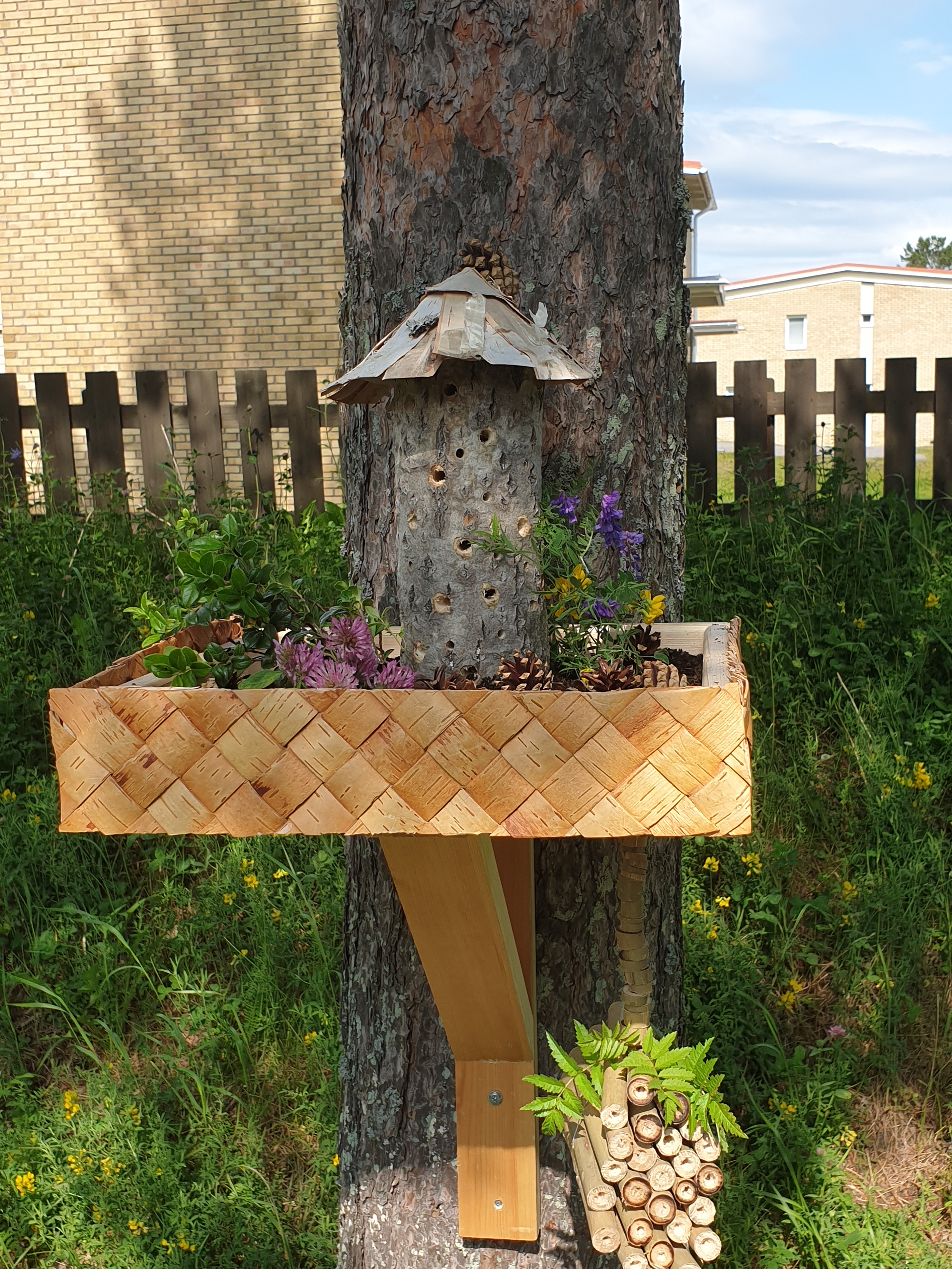 Totalt tog det två dagar för Frida och morfar Hugo att bygga bihuset.