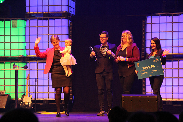 Ann Irebo överlämnar check till Friends