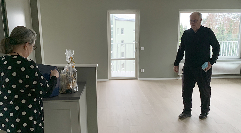 Kenneth och Margareta i sin nya lägenhet