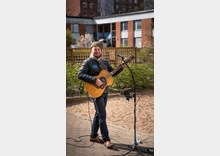 Konsert på Soldiset, trubaduren Andi Joseph