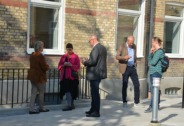 Samtal på gårdsplanen