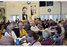 Glada miner vid stämmospelet