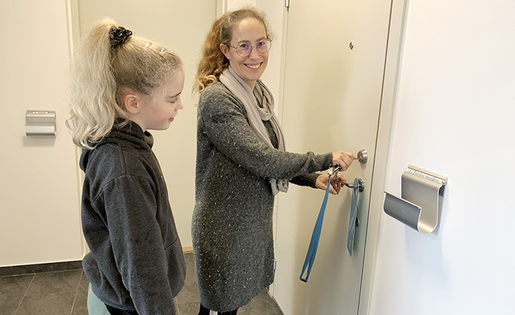 Ida och Xana på väg in i sin nya lägenhet