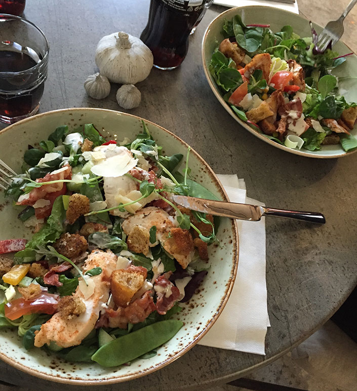 Ceasarsallad i Café Smedjan
