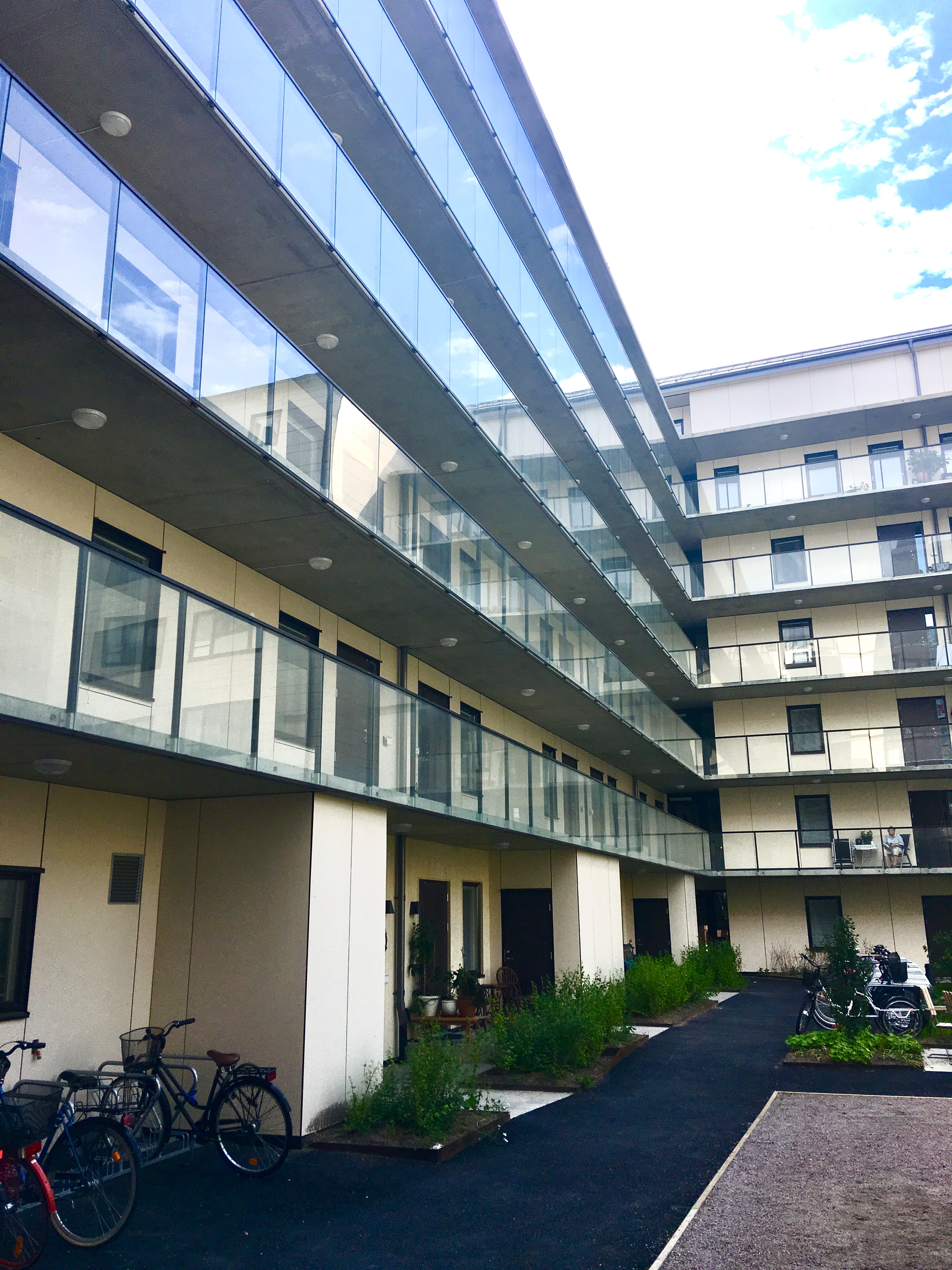 Boulebana, cykelställ och uteplatser