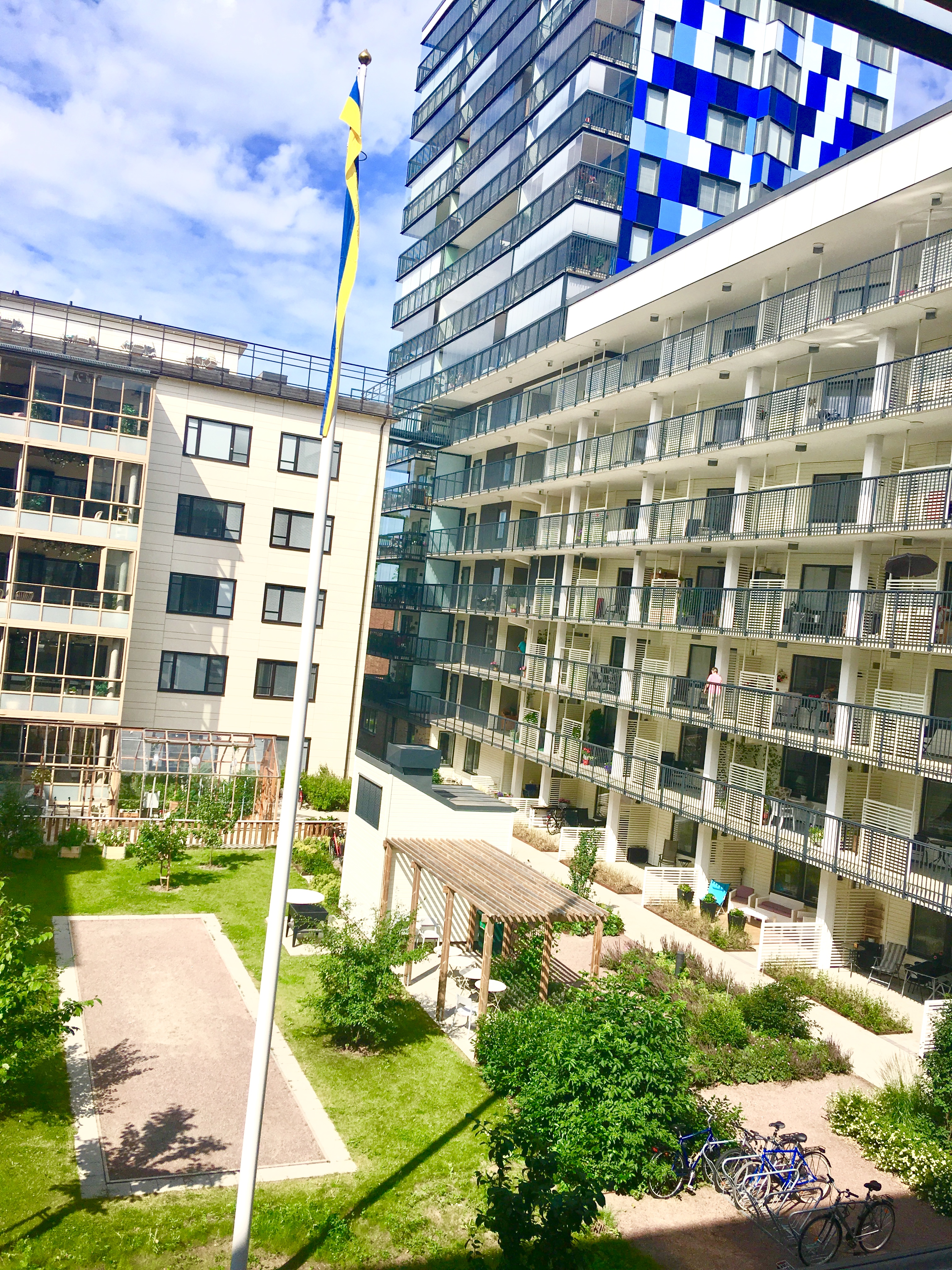 Innergården med flaggstång