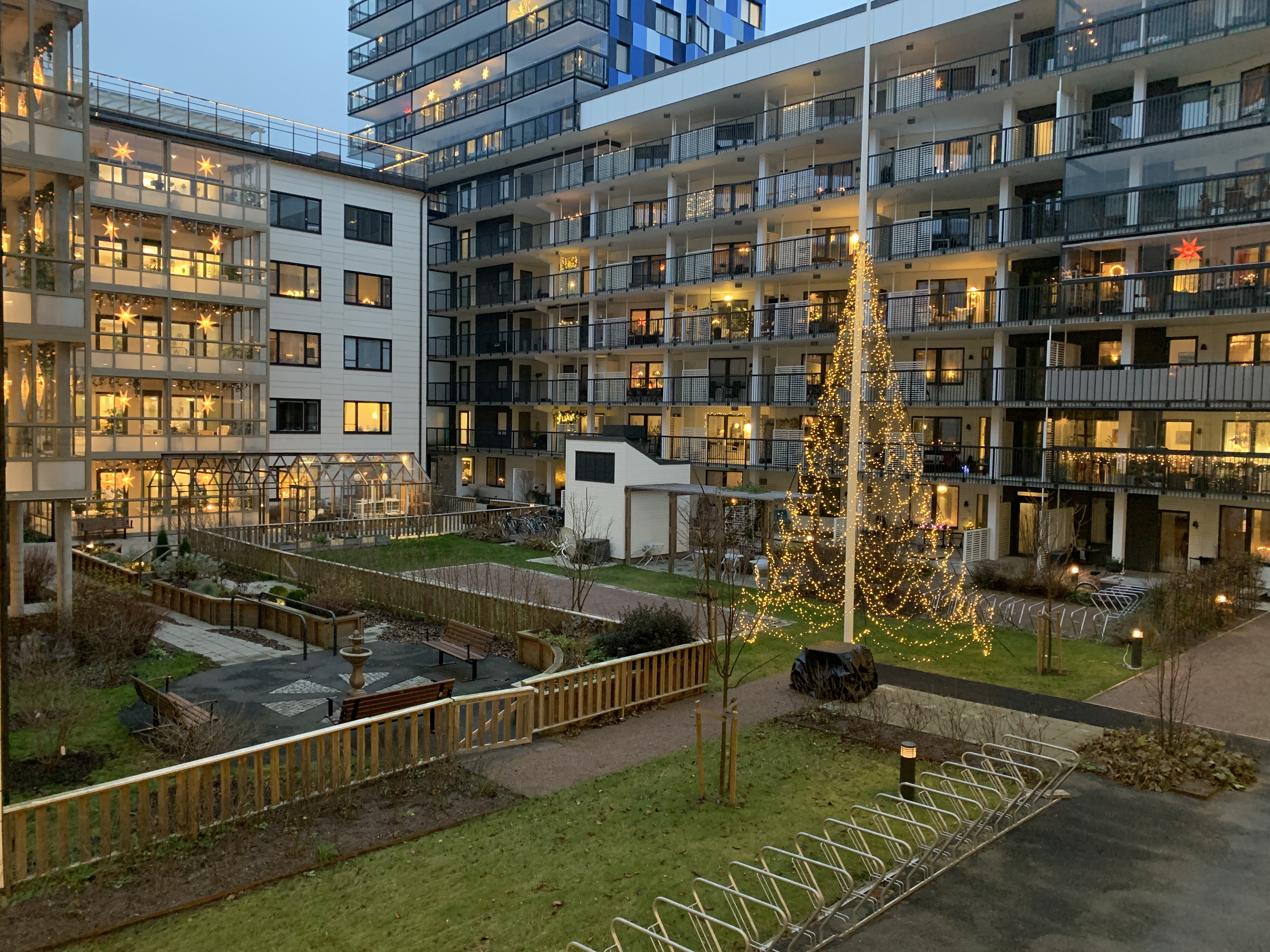 Innergården när ljusslingan kommit upp