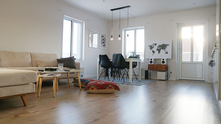 Det första Andreas gjorde när han flyttade hit var att skaffa en fin matplats i lägenheten. Där har han också närhet till balkongen.