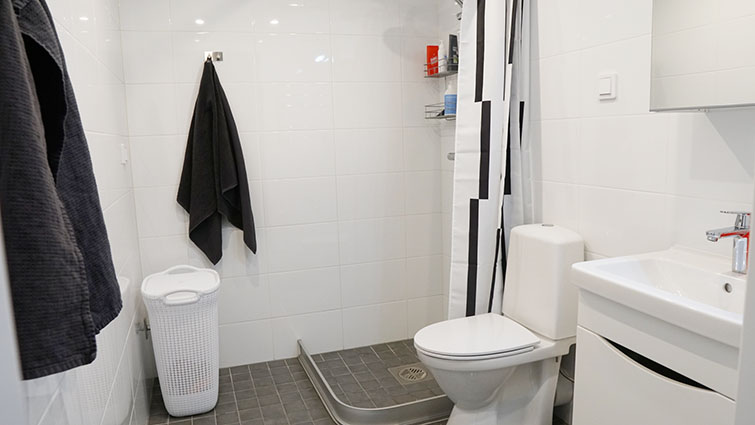 Badrummet har både klinkers och kakel.