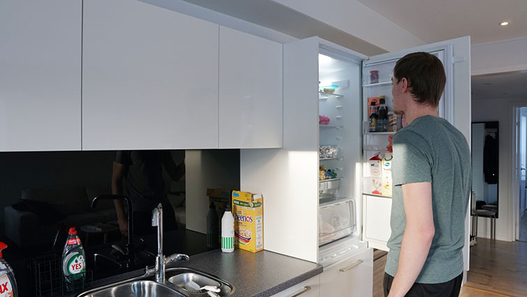 Det blir några turer till kylskåpet varje dag när man jobbar hemifrån. Köken i ungdomsboendet har både diskmaskin, varmluftsugn och induktionshäll.