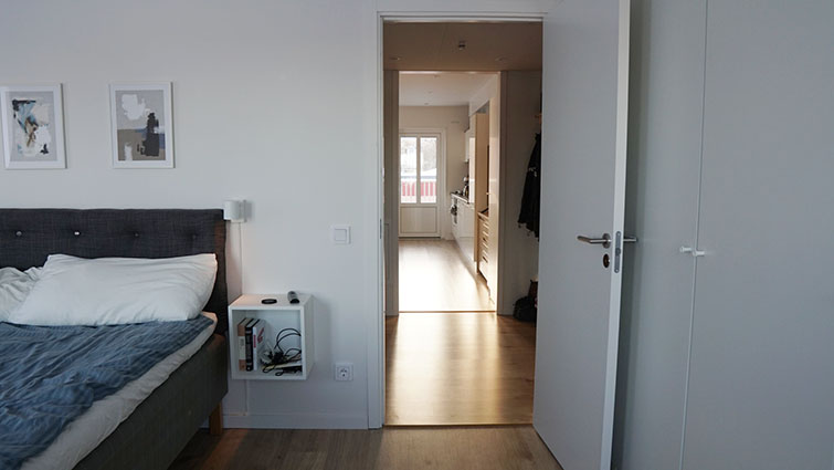 Lägenheten är ljus och rymlig. Sovrummet har kontakt med både hallen och köksdelen.