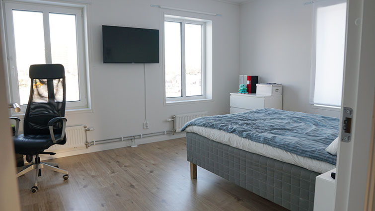 Hela lägenheten har ljusa väggar och trägolv.