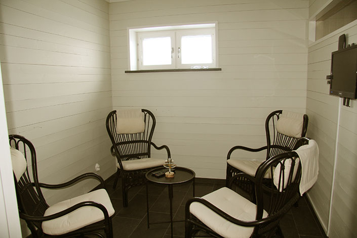 Relaxen har fyra sköna stolar utanför bastun