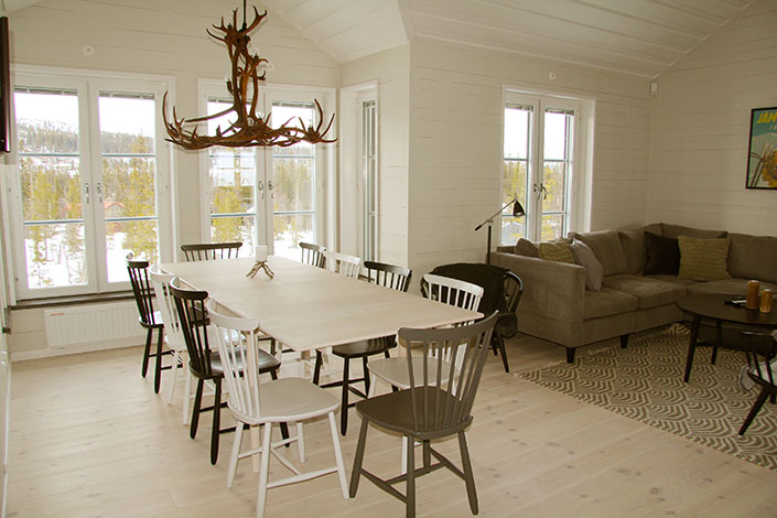 Storstugan har öppen planlösning och högt i tak