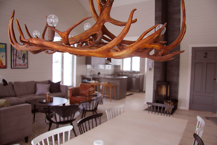 Över köksbordet hänger en renkrona med belysning