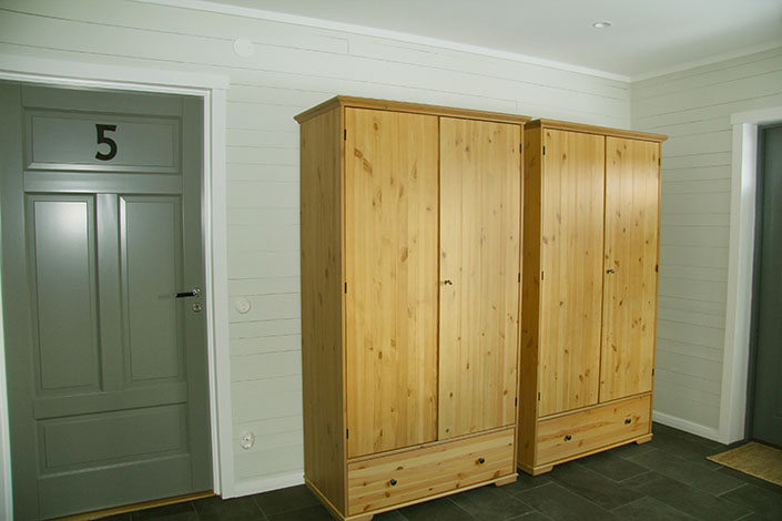 Hallen har rymliga klädskåp