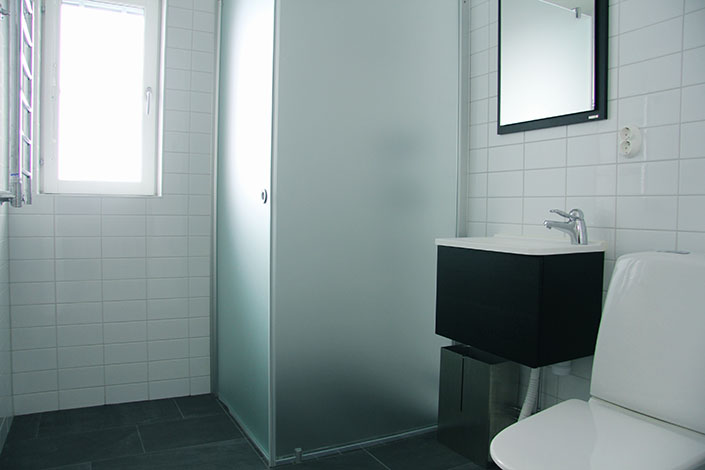 Toa med dusch på övervåningen