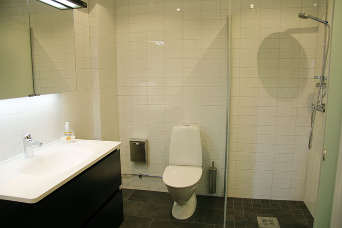 Stort badrum med dusch på nedre plan