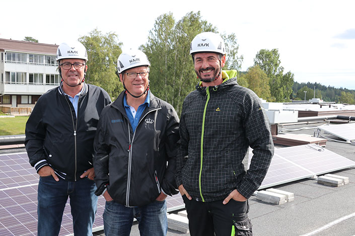 En aktiv trio i projektet: förvaltare Henrik Bufvers, ordförande Dan Söderholm och arbetsledaren S. Slavchev från Bulgarien. Han är den ende hittills av personalstyrkan därifrån som talar engelska.