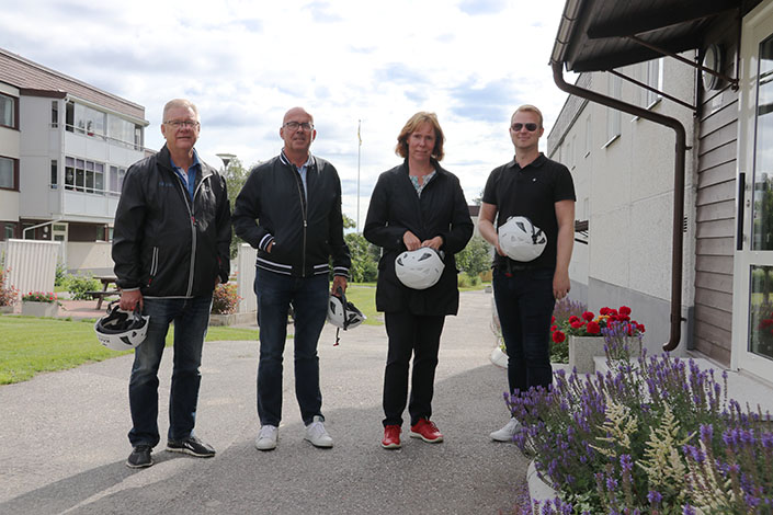 Ordförande Dan Söderholm och förvaltare Henrik Bufvers på rundvandring med HSB Södra Norrlands ekonomi- och finanschef Malin Nordqvist och administrative chef John Landström, tillika HSB-ledamot i brf Bosvedjan.