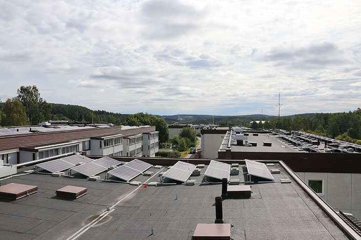 Här uppe på taken kommer brf Bosvedjans hushållsel och elen till bergvärmepumparna att bildas. Den transporteras från taken via växelriktare, där strömmen görs om från växel- till likström, ner till elcentralerna i källarna.