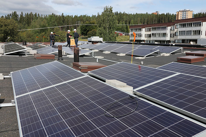 Placeringen av paneler är viktig då föreningen vill ha transportsträckor för framkomlighet av skottning av balkongtaken. Det kommer ritningar från Tyskland som detaljerat visar hur panelerna ska placeras.