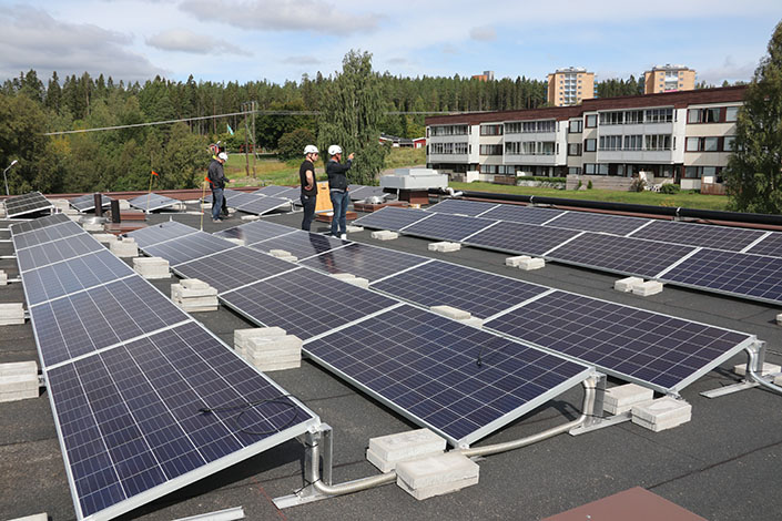 43 hustak ska få solceller och arbetet går i en rasande fart; redan i slutet av oktober ska det vara klart.