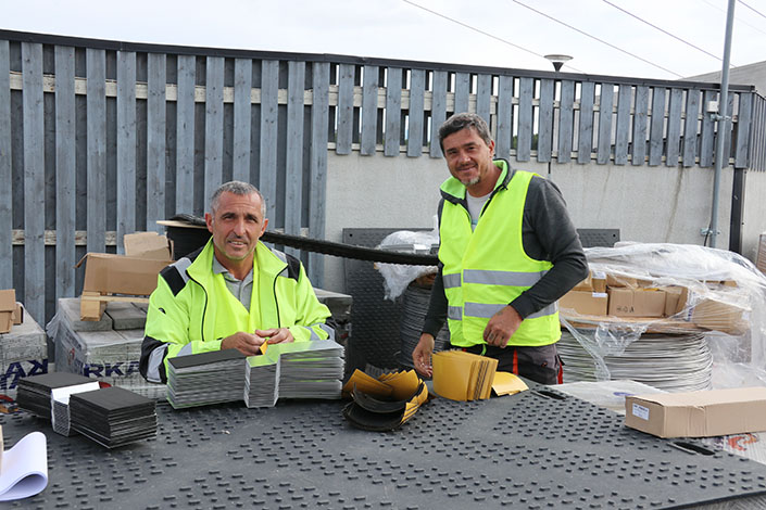 Montörer från Bulgarien bygger ihop anläggningen på plats. Just nu jobbar 14 personer med montering och inom kort kommer ytterligare tiotalet till brf Bosvedjan. De ska montera solceller till fem hus varje vecka.
