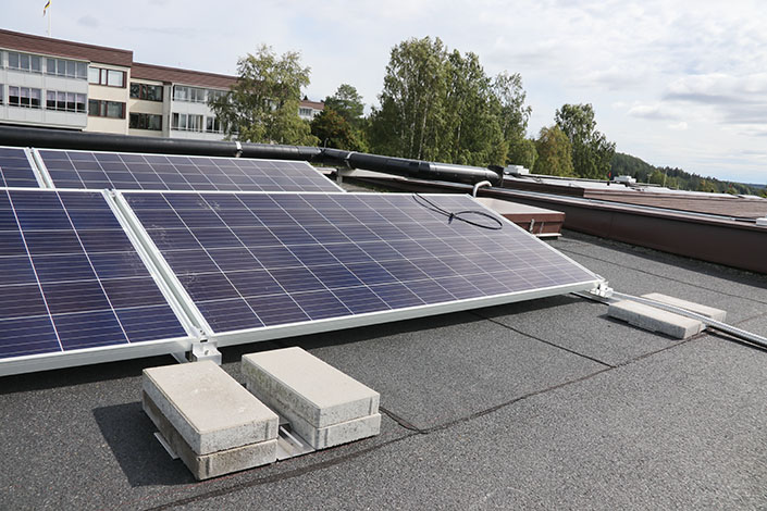 Hela 24 000 ballaststenar används för att hålla panelerna på plats. Stativen som håller solcellerna monteras nämligen inte fast i taken. Det innebär en extra vikt på 25 kg/kvadrat, något taken klarar med god marginal.