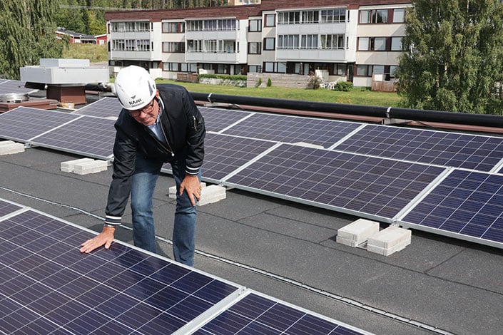Instrålningsgivare visar vilken riktning på solcellerna som ger mesta möjliga effekt. Henrik Bufvers kan känna värmen på solpanelen.