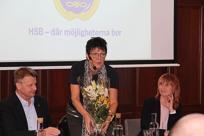 Stämmans ordförande Inger Källgren Sawela, kommunstyrelsens ordförande i Gävle, har just mottagit blommor. Till vänster vd Christer Berglund och till höger protokollförare Diana Björnmyr.