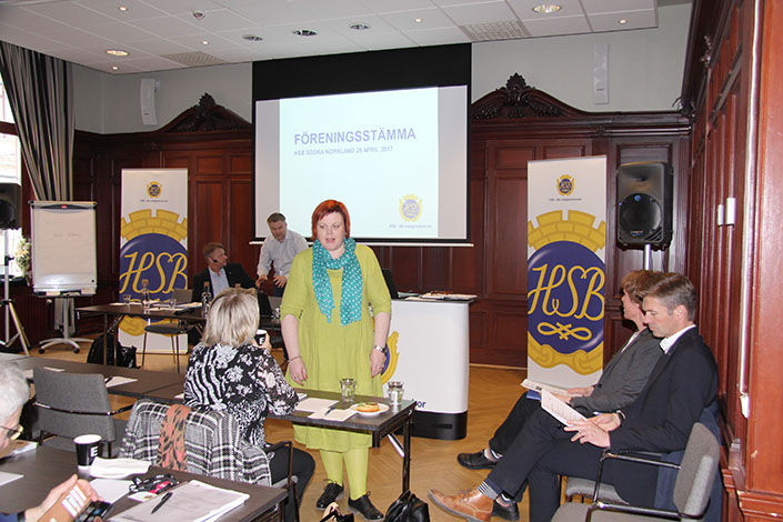 Förberedelser strax innan stämman ska börja. Ordförande Tina Mansson Söderlund pratar med en deltagare.