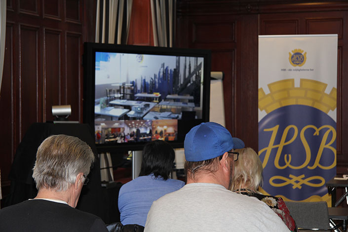 I Gävle kunde åhörarna följa övriga orter via bildskärmen.